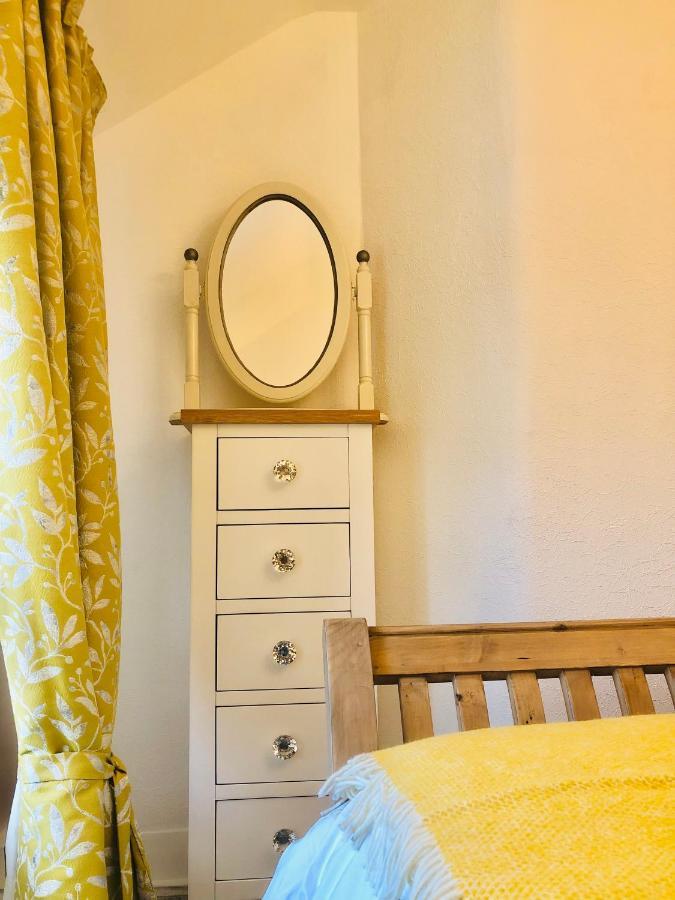 Holiday home Ty Cwtch *