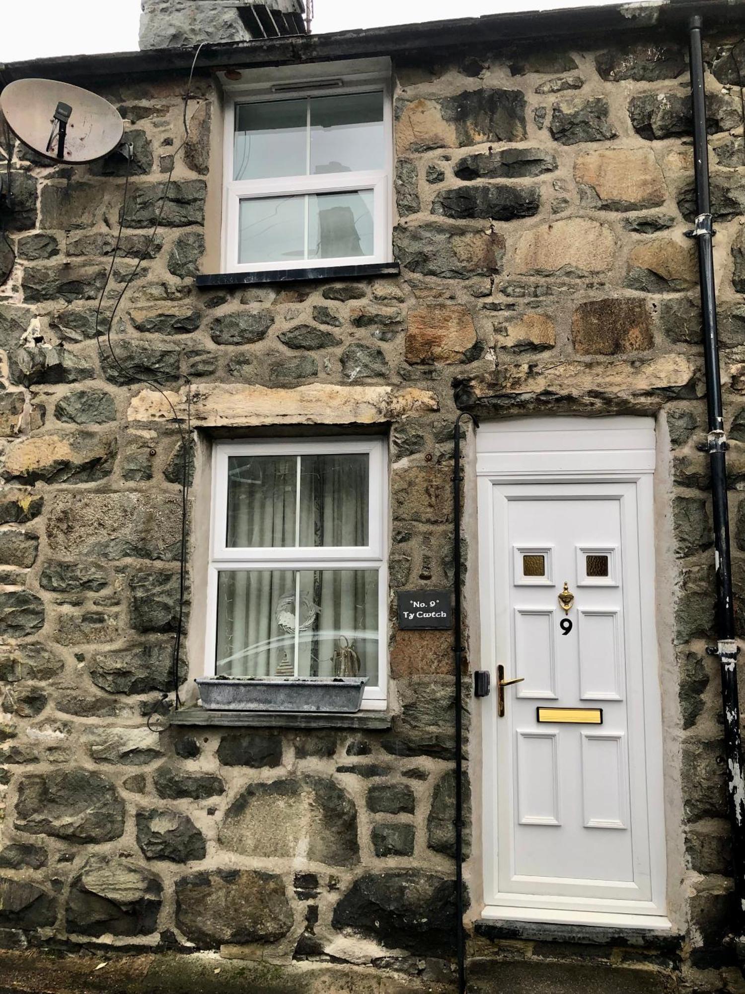 Holiday home Ty Cwtch *